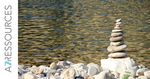 Roches empilées sur le bord d'une rivière