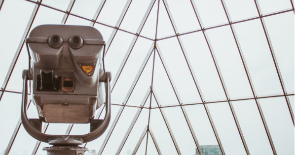 jumelles qui pointe vers la ville