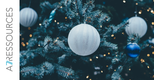 Un sapin avec des boules bleues et blanches