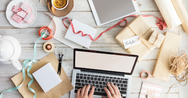 Un bueau avec des emballages cadeaux