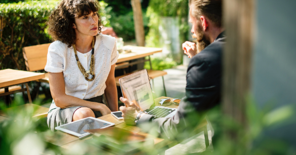 Un gestionnaire et son subalterne