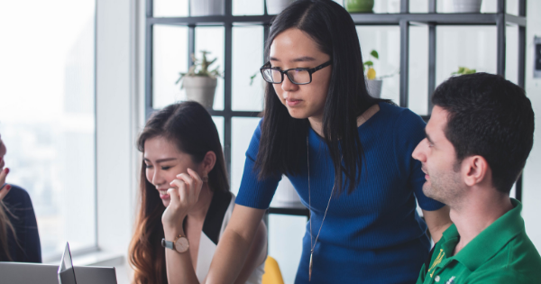 Deux employés qui regardent un ordinateur et discutent