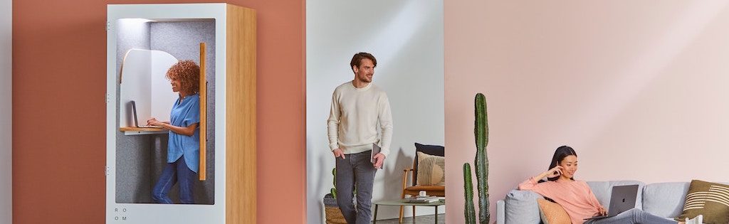 Environnement de travail propice au bien-être avec sofa, cabine privée, et plantes