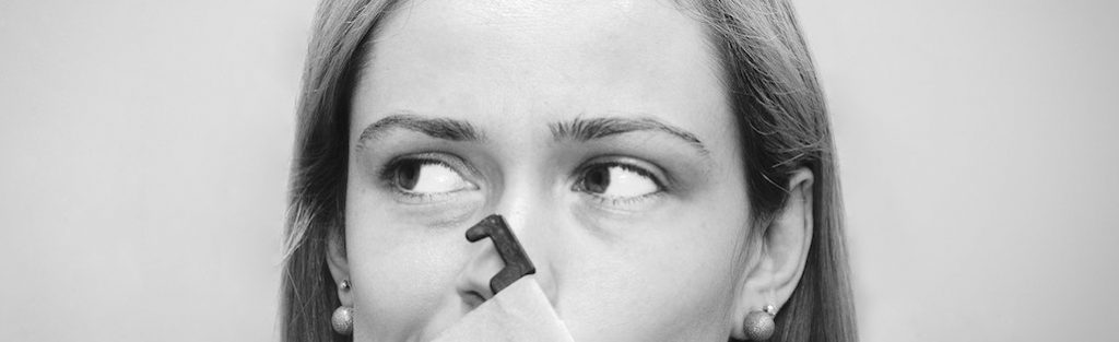 Jeune femme introvertie en réflexion