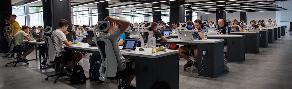 Centre de travail informatique où des centaines de gens travaillent en rangée
