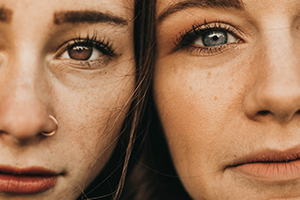 Les yeux de deux femmes côte à côte
