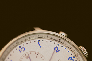 Face d'une montre analogue pour illustrer la notion de temps