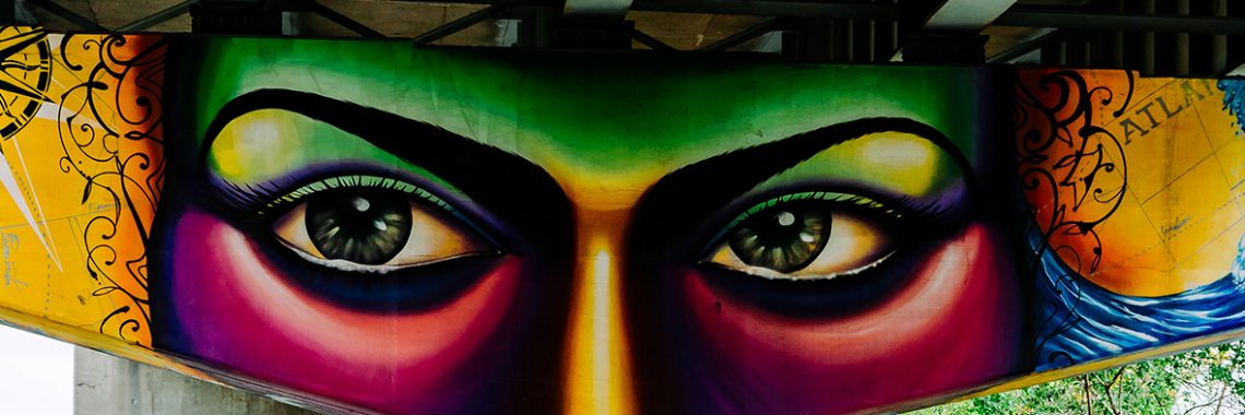 Murale aux couleurs vives affichant le visage d'une personne