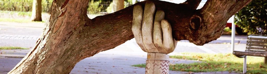 Sculpture en bois soutenant une branche