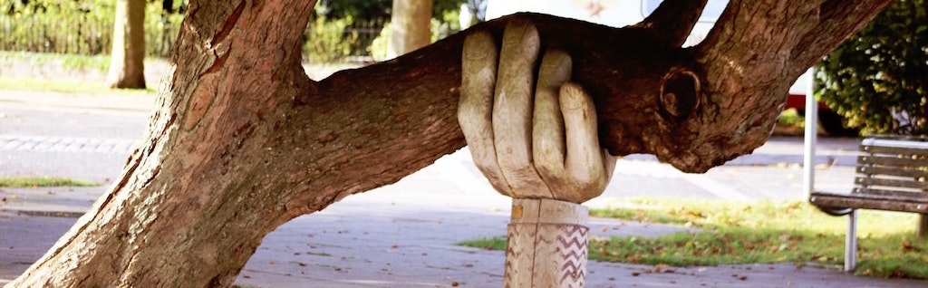 Sculpture en bois soutenant une branche