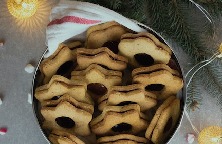 Bol de métal rempli de biscuits