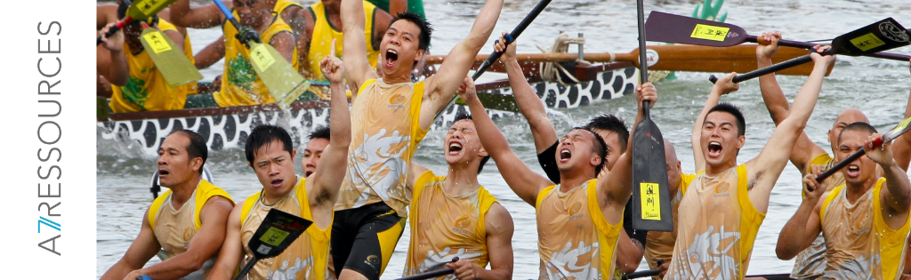 Hommes dans un bateau célébrant leur victoire