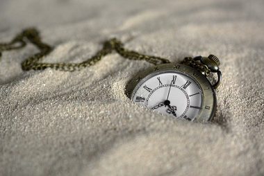 montre antique de poche enfouie dans le sable